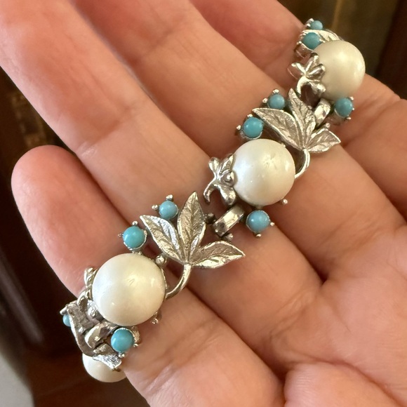 Sarah Coventry faux pearl turquoise silver tone metal heavy set bracelet - Picture 5 of 6